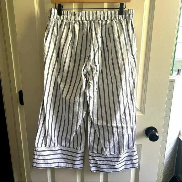 EUC Foxcroft NYC wide leg crop white & navy linen cotton blend pant.Fit like 10 - Picture 2 of 9